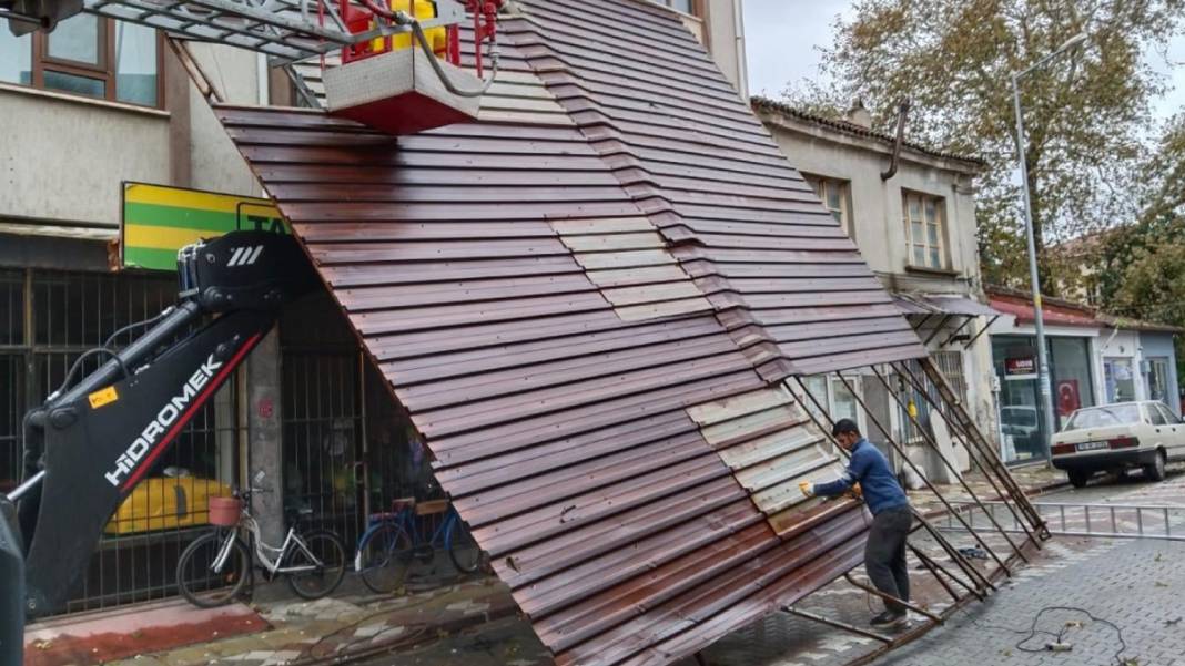 Balıkesir’i fırtına vurdu, çatılar uçtu 5